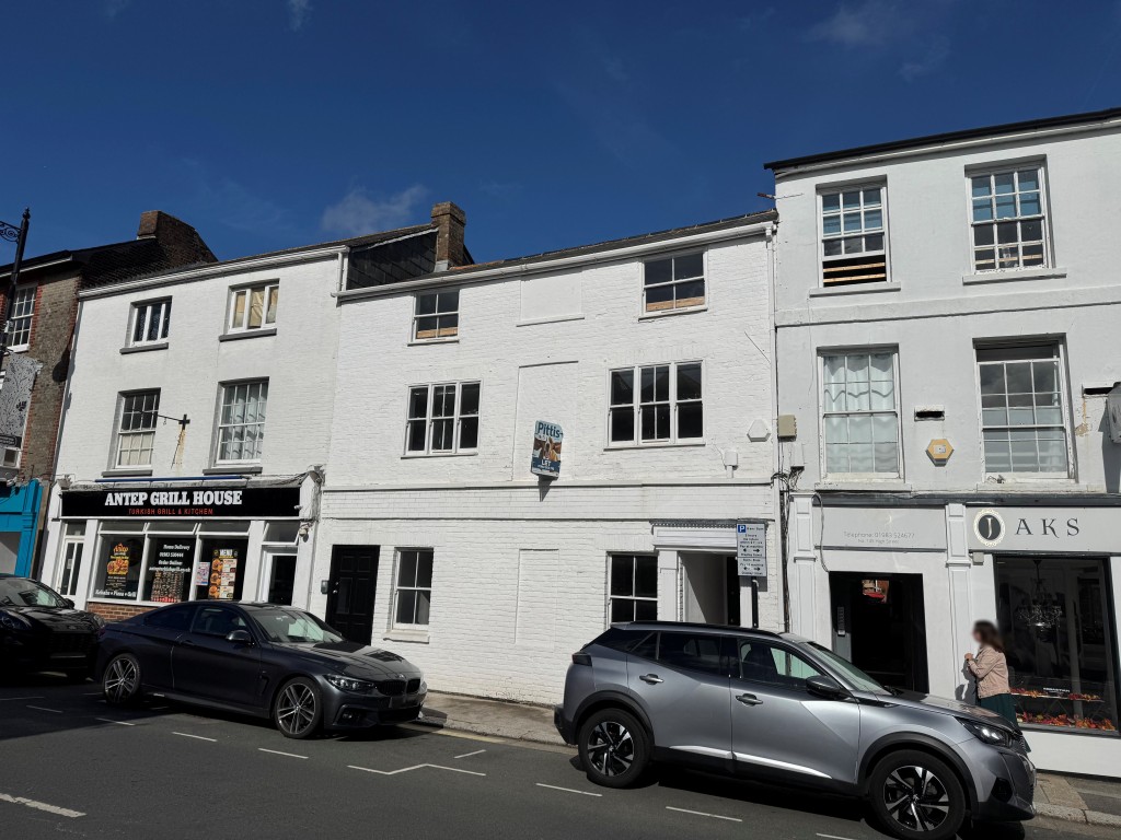 Lot: 46 - FREEHOLD TOWN CENTRE BLOCK OF FOUR TWO-BEDROOM FLATS AND A ONE-BEDROOM FLAT - Alternative Angle of the Front